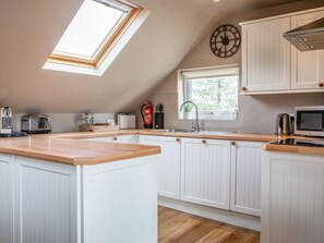Cottage | Private kitchen | Fridge, dishwasher, electric kettle, toaster - Higher Cliftonville (Dorking)