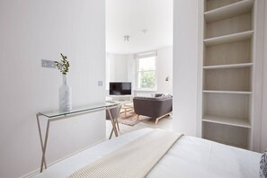 1 bedroom, desk, iron/ironing board, WiFi - 4VH Virginia House Stylishly Bloomsbury Studio sleeps 2 (London)