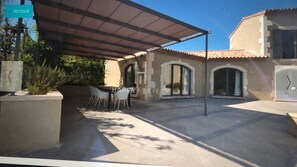 تناول الطعام بالخارج