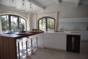 Een koelkast, een microgolfoven, een oven, een kookplaat