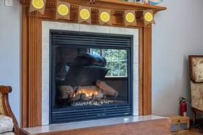 Interior - FAMILY HOME , PETS FRIENDLY,  HOT TUB, FIREPIT,  2 KAYAKS, 2 BLOCKS TO MAIN LAKE (Albrightsville)