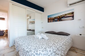 3 bedrooms, WiFi - Las Brisas II apartment, 15 minutes from the center of Seville! (AN)