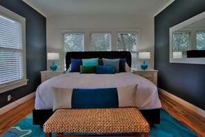 2 habitaciones, escritorio y tabla de planchar con plancha 