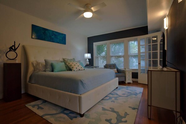 2 habitaciones, escritorio y tabla de planchar con plancha 