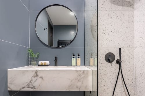 Habitación Premium | Baño | Ducha, artículos de higiene personal gratuitos y secador de pelo