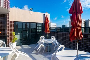 Outdoor dining - Close to the beach with rooftop pool (AL)