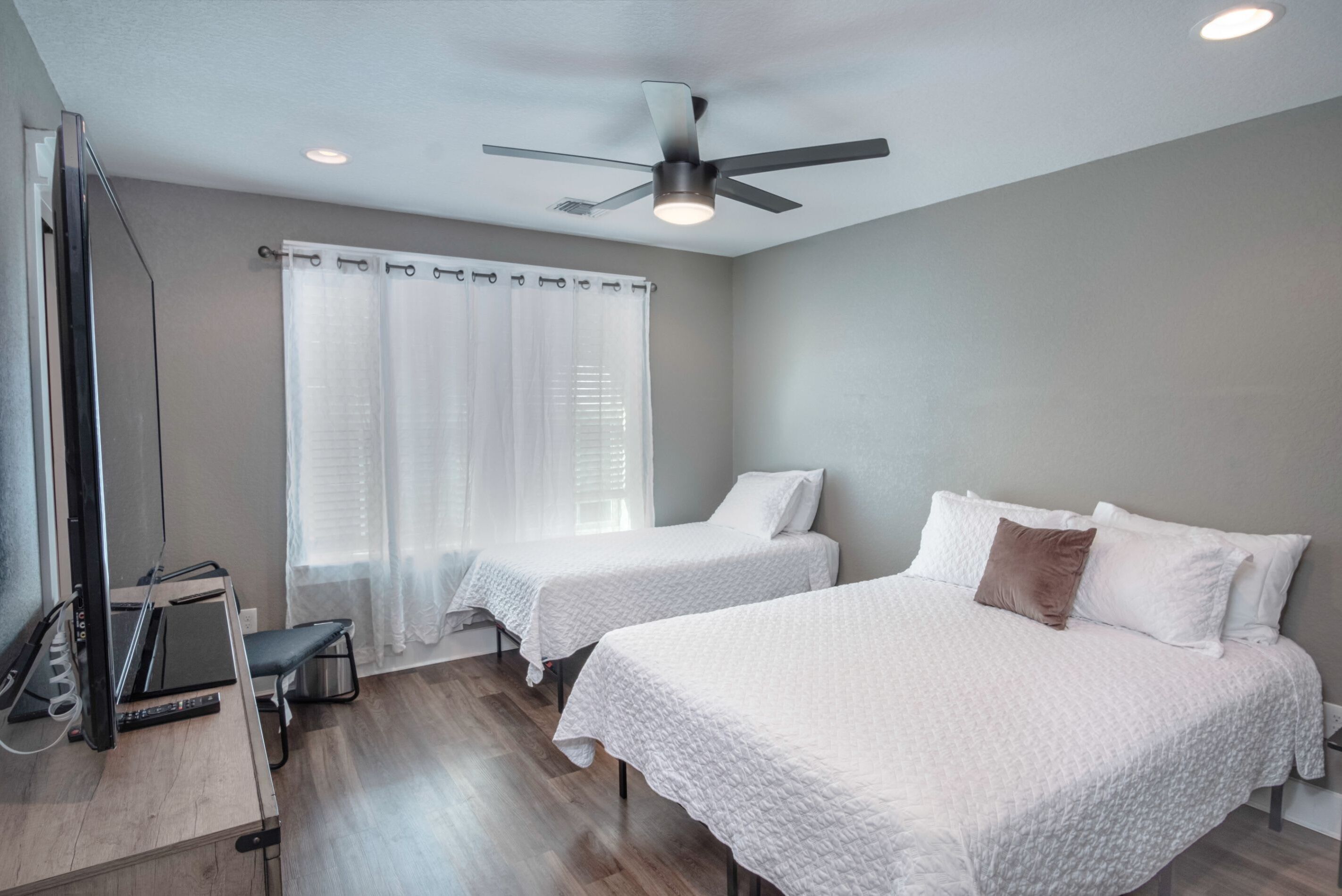 3 bedrooms, laptop workspace, iron/ironing board, bed sheets