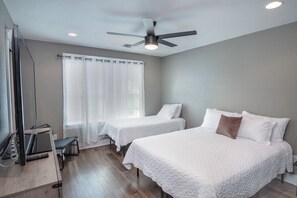 Rumah (3 Bedrooms) | 3 kamar tidur, ruang kerja ramah laptop, dan setrika/meja setrika