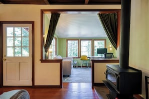 Smart TV, video games, DVD player, stereo - Wanderwood ~ Peaceful Cabin, Tastefully Decorated, Close to River, Wineries (Guerneville)