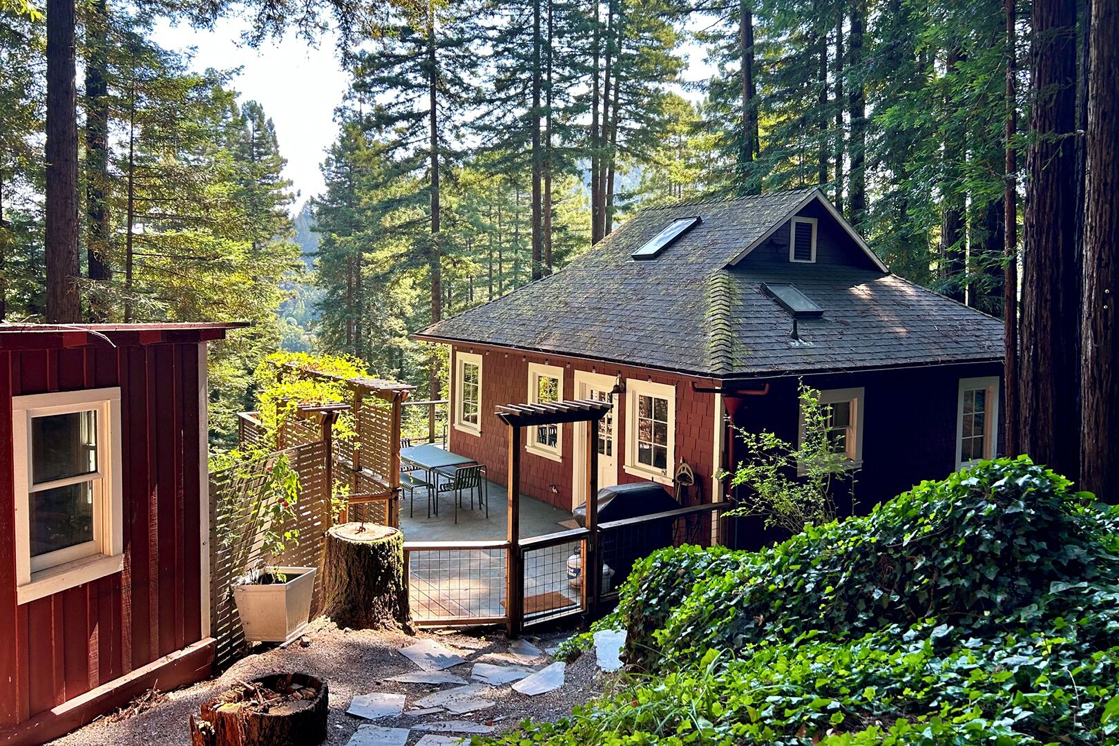 Wanderwood ~ Peaceful Cabin, Tastefully Decorated, Close to River, Wineries