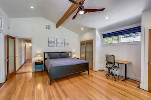 3 habitaciones, escritorio, tabla de planchar con plancha y wifi