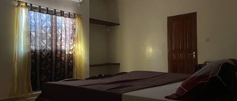 1 habitación, tabla de planchar con plancha, wifi y ropa de cama