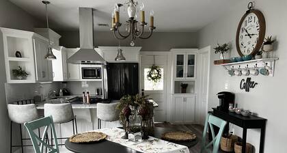 HazelHouse 1920’s BEAUTIFUL 2bed/1bath, Pet-Friendly WIFI