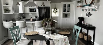 HazelHouse 1920’s BEAUTIFUL 2bed/1bath, Pet-Friendly WIFI