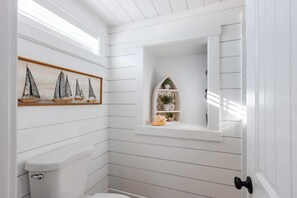 Douche, séchoir à cheveux, serviettes fournies, savon