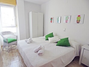 3 makuuhuonetta, silitysrauta/-lauta, ilmainen Wi-Fi, vuodevaatteet