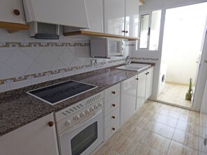 Geladeira, micro-ondas, fogão, cooktop