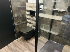 Een douche, een haardroger, handdoeken