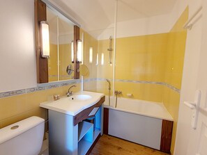 Bathtub, hair dryer - Vacation home - Heated swimming pool (Talmont-Saint-Hilaire)