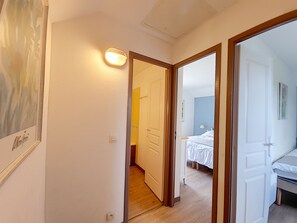 2 quartos, cofres nos quartos