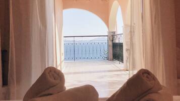 Vila grand, 4 quartos, piscina particular, vista para o mar | 4 quartos, cofres nos quartos, individualmente decorados