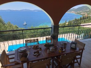 Grand-Villa, 4 Schlafzimmer, eigener Pool, Meerblick | Terrasse/Patio