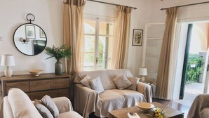 Biệt thự Grand, 4 phòng ngủ, hồ bơi riêng, quang cảnh biển | Khu phòng khách | TV màn hình phẳng 