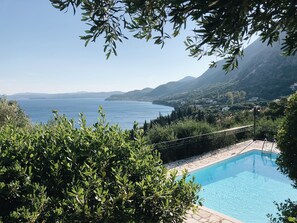 Ein Pool mit Blick auf das Meer und die Berge.