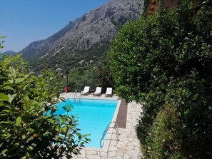 Außenpool (je nach Saison geöffnet), Sonnenschirme, Liegestühle