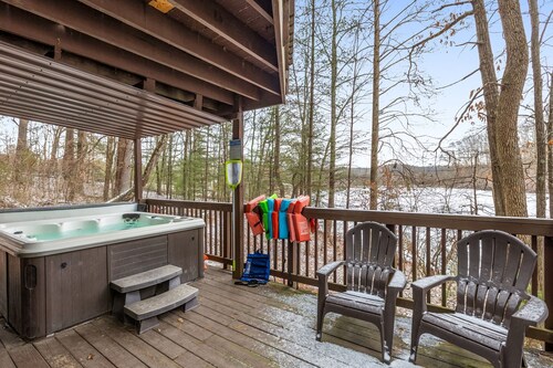 The Lake House - Hot tub with Lake view!