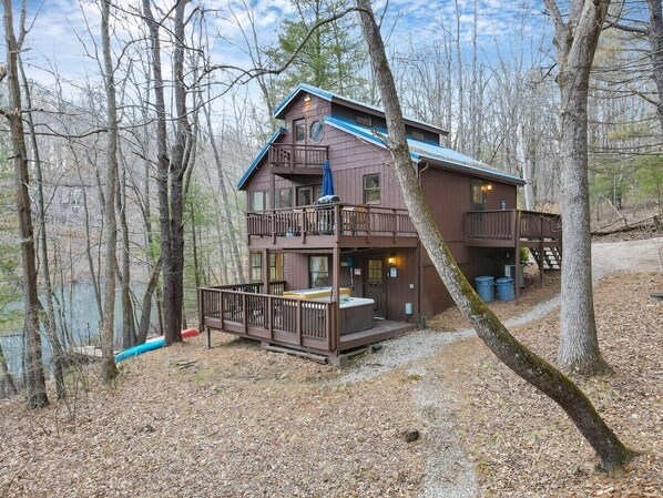 Property grounds - The Lake House - Hot tub with Lake view! (Rockbridge)