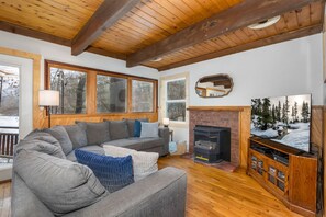 Een smart-tv, een open haard, videogames en een dvd-speler