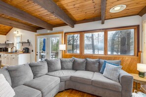 Een smart-tv, een open haard, videogames en een dvd-speler