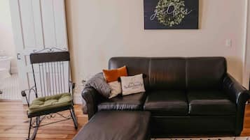 Televisie, een open haard en een kantoor