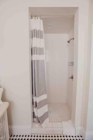 Combined shower/tub, hair dryer, towels, shampoo