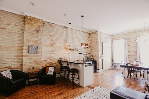 Beautiful Downtown Loft- West Suite