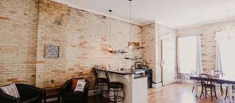 Beautiful Downtown Loft- West Suite