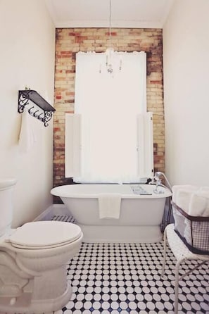 Combined shower/bathtub, hair dryer, towels - Beautiful Downtown Loft- West Suite (Clare)