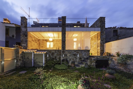 Exterior. Schist House - Panoramic View and Jacuzzi
