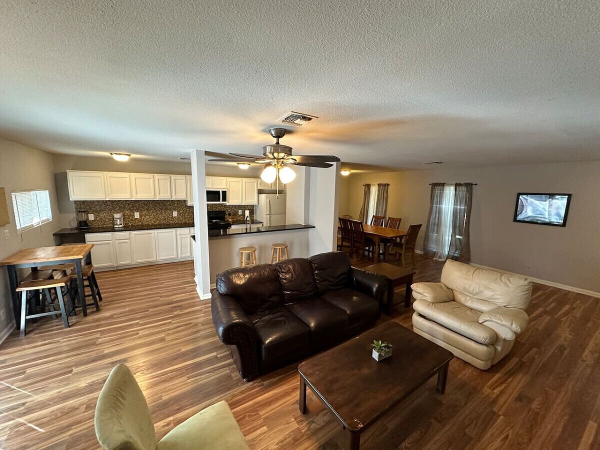 Een televisie en een open haard