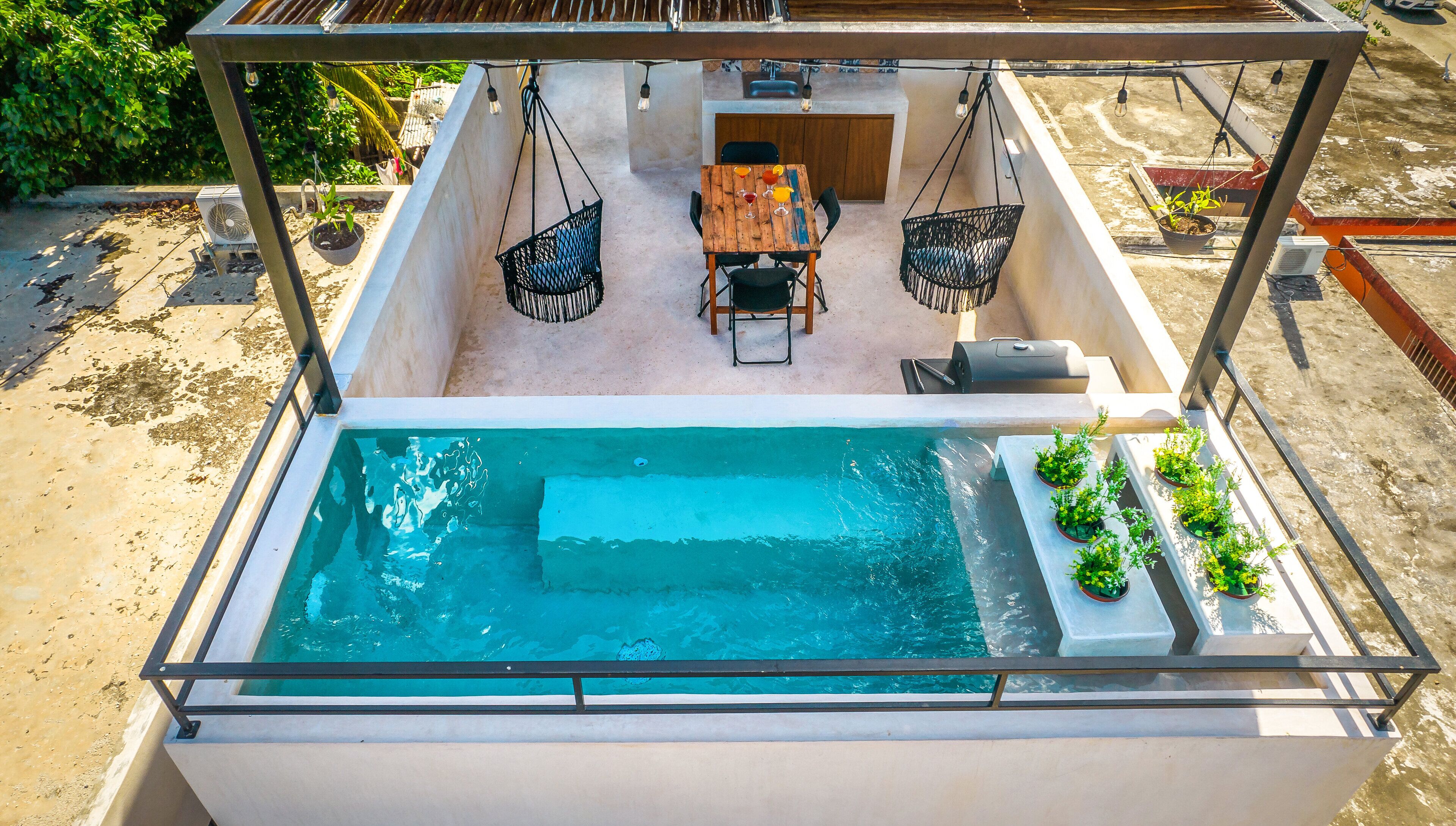 Una piscina al aire libre