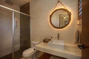 Shower, towels, soap, shampoo - Wayuum Suites 1: Oasis in Paradise (San Miguel de Cozumel)