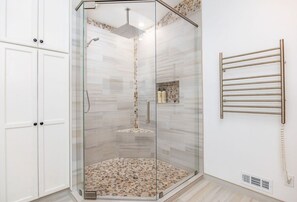 Douche, sèche-cheveux, serviettes fournies, savon