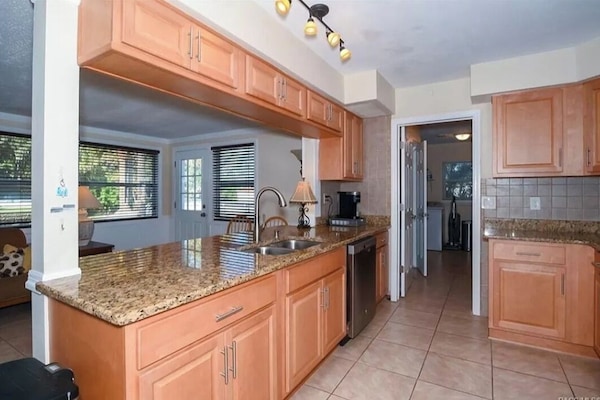 Køleskab, mikrobølgeovn, kogeplade, opvaskemaskine