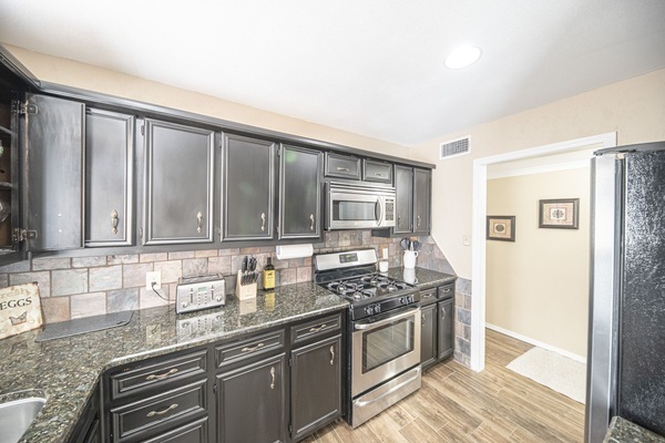 Frigorifero, microonde, forno, piano cottura