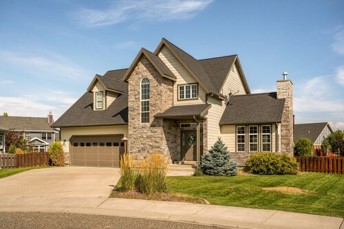 Large home w/ hot tub, cinema, bar/game room