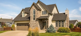 Large home w/ hot tub, cinema, bar/game room