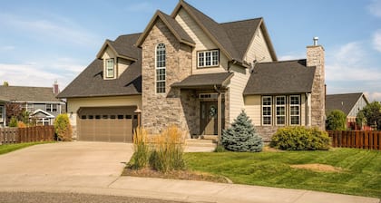 Large home w/ hot tub, cinema, bar/game room