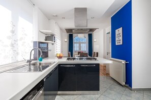 Kjøleskap, mikrobølgeovn, ovn og kokeplater