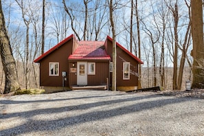 Exterior - Cliff's Edge (Hocking Hills Area) (Amanda)
